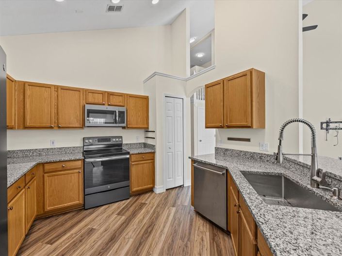 Image No.12-6 Bed Property for sale