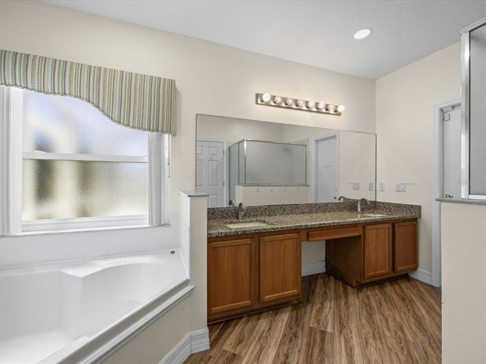 Image No.24-6 Bed Property for sale