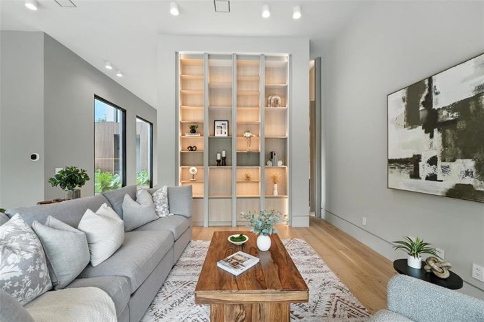 Image No.10-4 Bed Property for sale