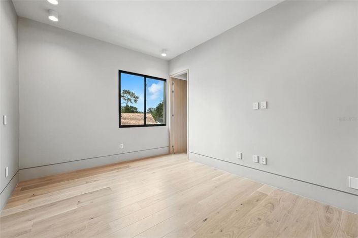 Image No.30-4 Bed Property for sale