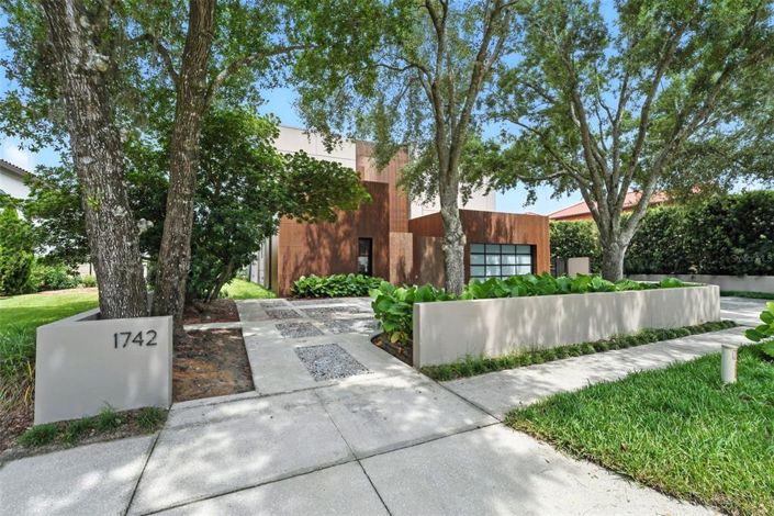 Image No.4-4 Bed Property for sale