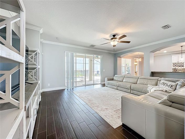 Image No.12-5 Bed Property for sale