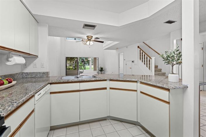 Image No.12-3 Bed Townhouse for sale