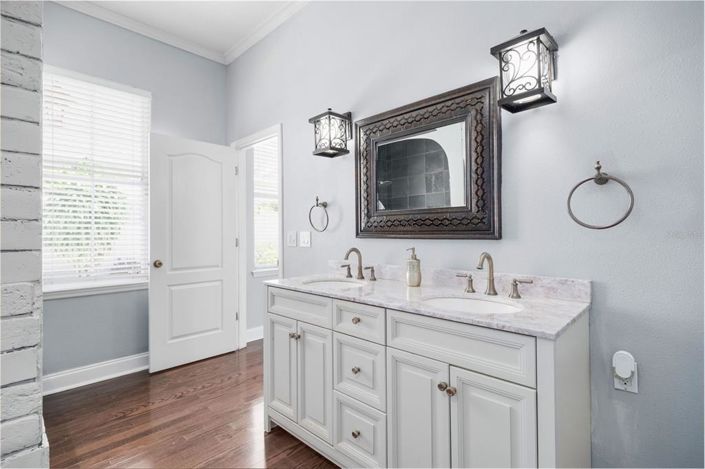 Image No.12-5 Bed Property for sale