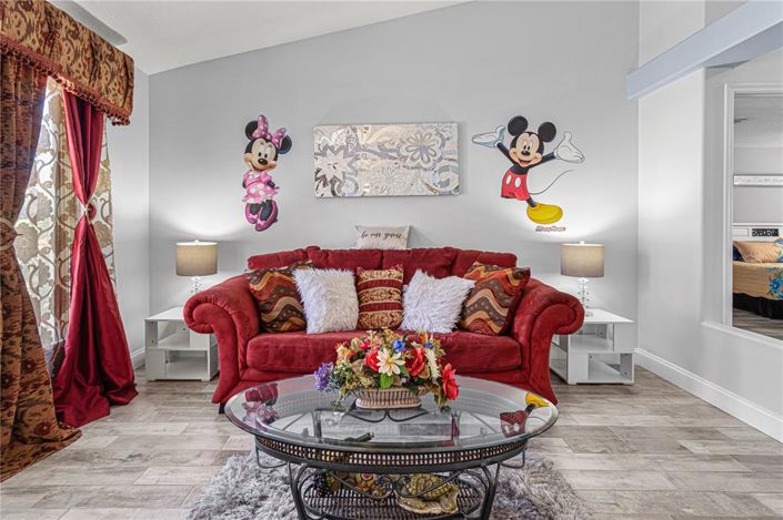 Image No.10-5 Bed Property for sale