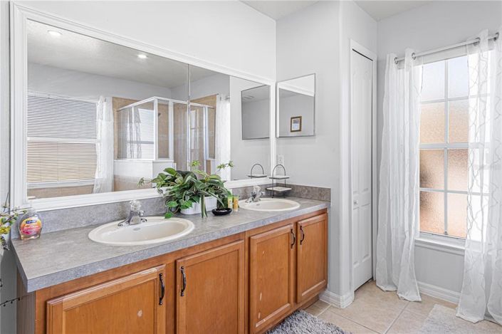 Image No.28-5 Bed Property for sale