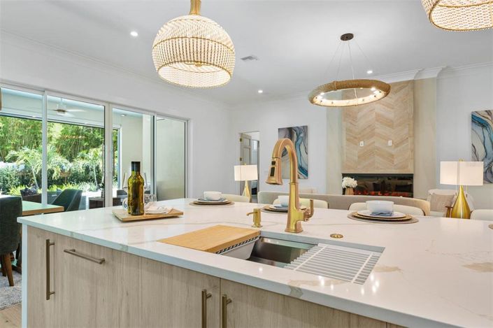 Image No.17-5 Bed Property for sale