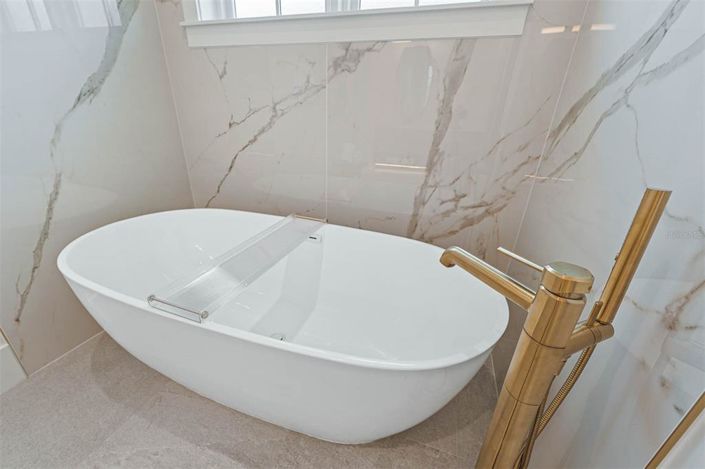 Image No.28-5 Bed Property for sale