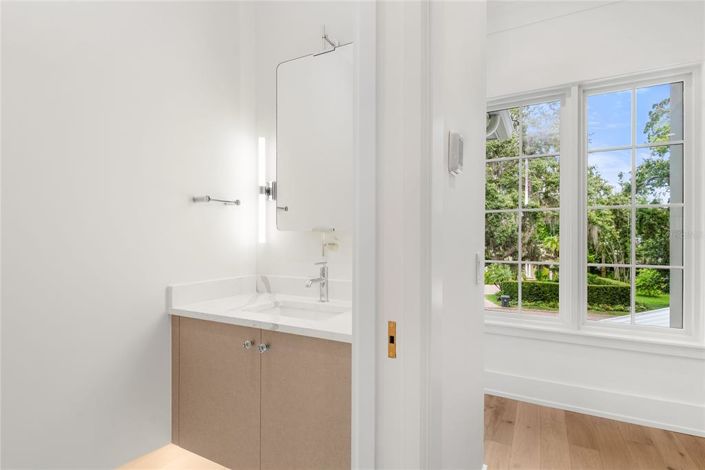 Image No.50-5 Bed Property for sale