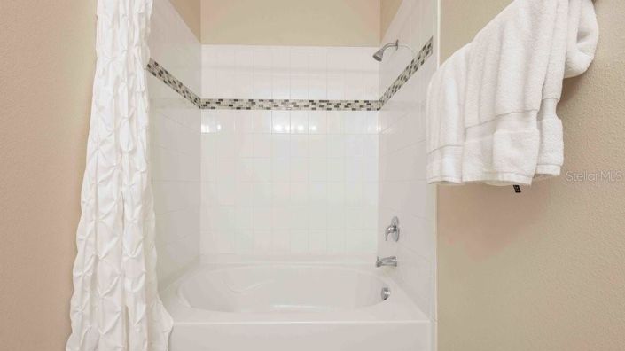 Image No.16-6 Bed Property for sale