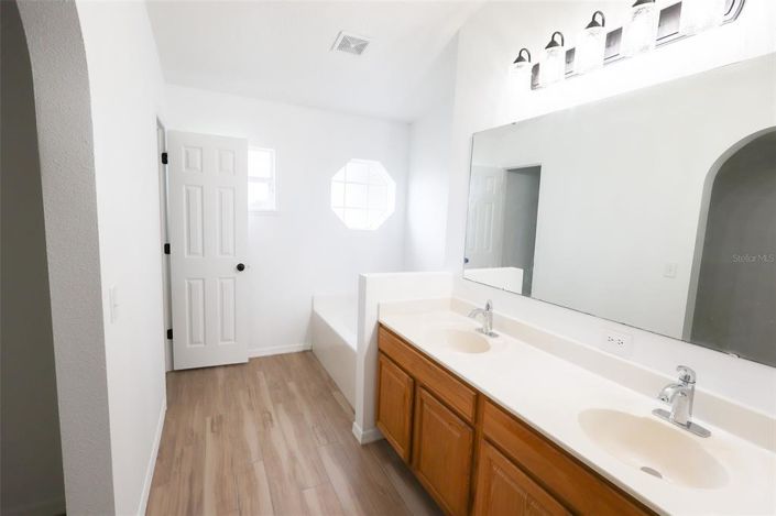 Image No.14-4 Bed Property for sale