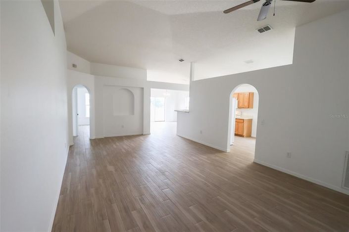 Image No.4-4 Bed Property for sale