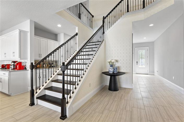 Image No.12-8 Bed Property for sale