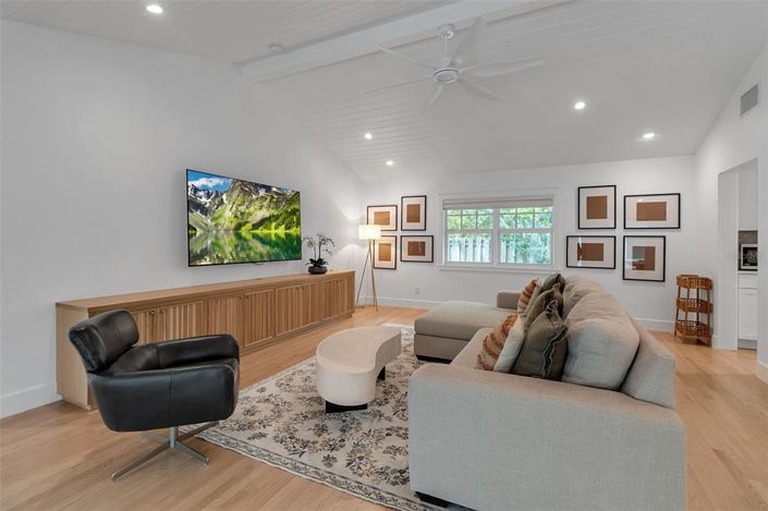 Image No.20-5 Bed Property for sale