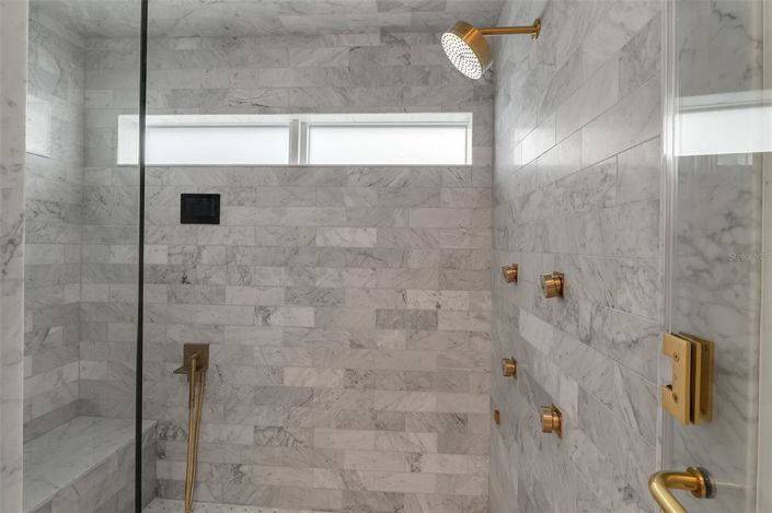 Image No.40-5 Bed Property for sale