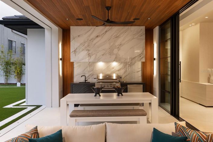 Image No.20-5 Bed Property for sale