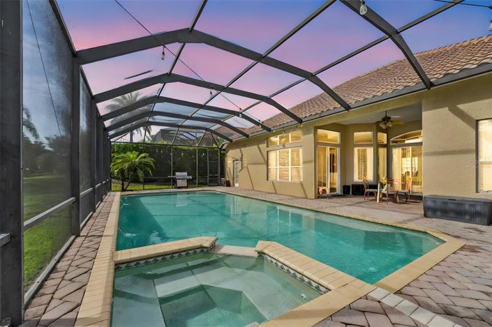 Image No.5-6 Bed Property for sale