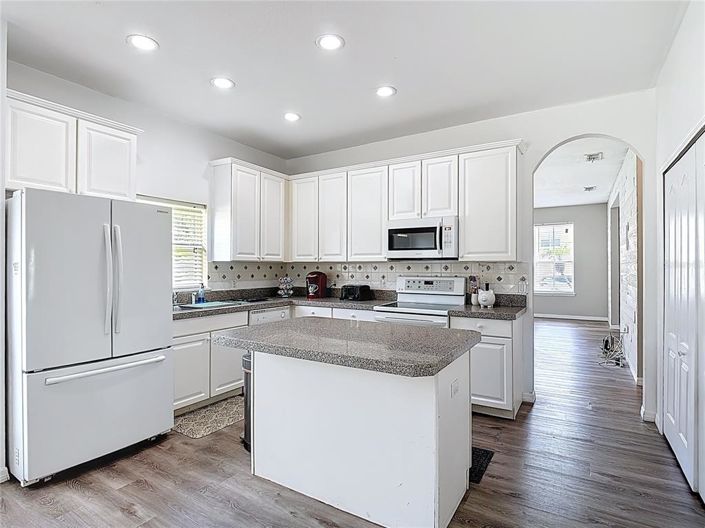 Image No.10-3 Bed Property for sale