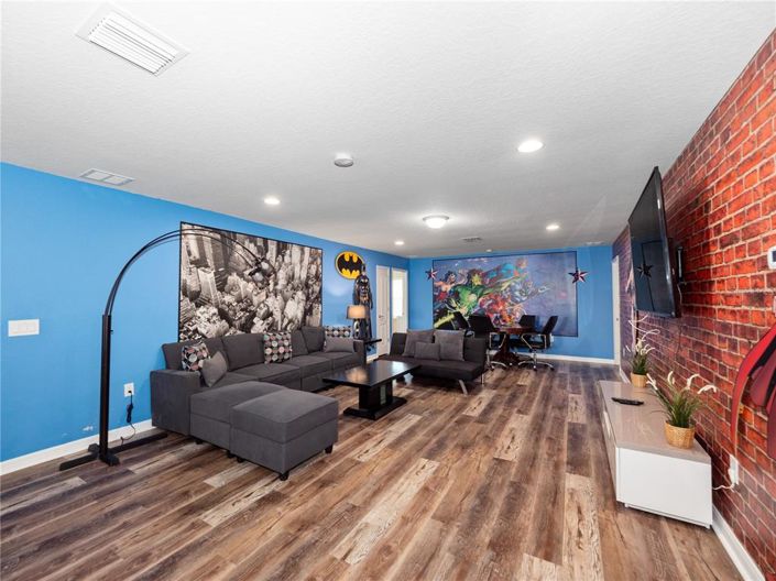 Image No.11-8 Bed Property for sale