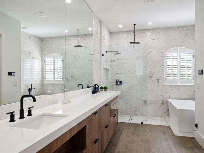 Image No.19-4 Bed Property for sale