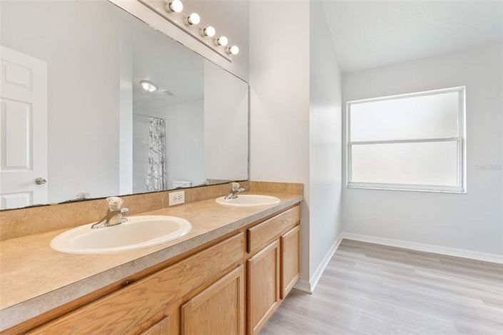 Image No.17-4 Bed Property for sale