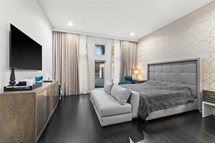 Image No.24-4 Bed Property for sale