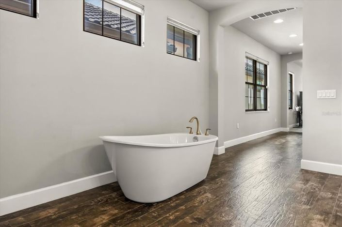 Image No.25-4 Bed Property for sale