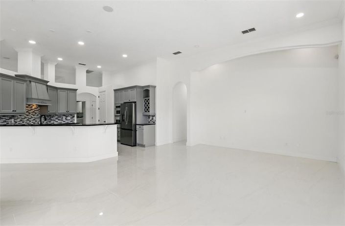 Image No.17-5 Bed Property for sale