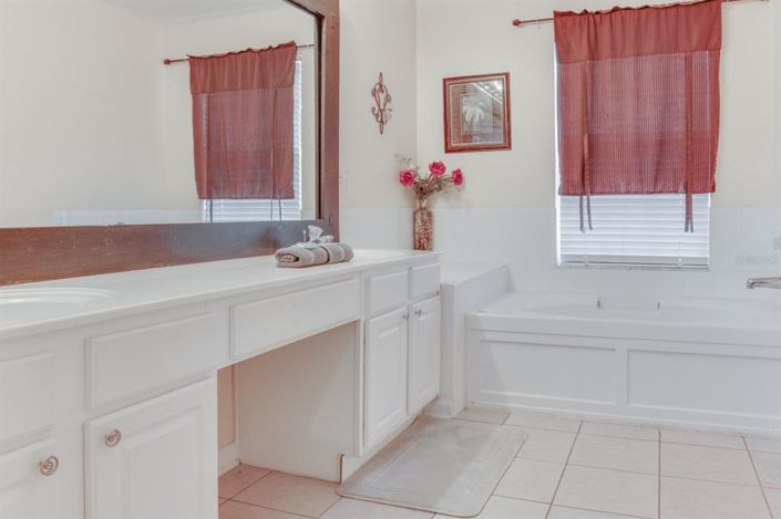 Image No.12-6 Bed Property for sale