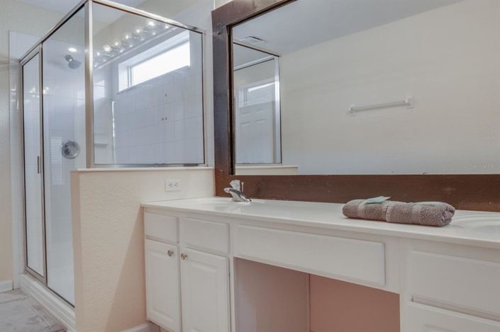 Image No.13-6 Bed Property for sale