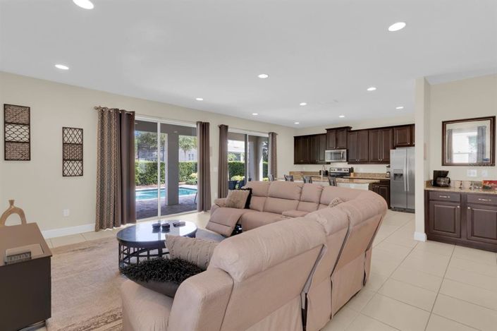 Image No.12-6 Bed Property for sale