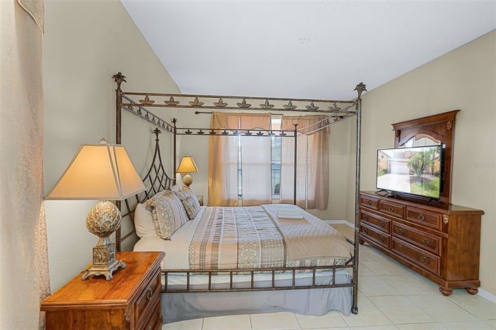 Image No.12-6 Bed Property for sale