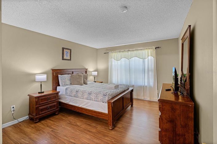 Image No.17-6 Bed Property for sale