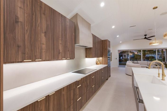 Image No.11-4 Bed Property for sale