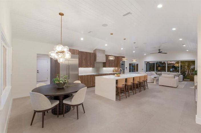 Image No.8-4 Bed Property for sale