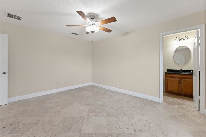 Image No.24-5 Bed Property for sale