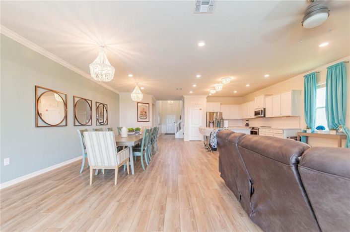 Image No.18-8 Bed Property for sale