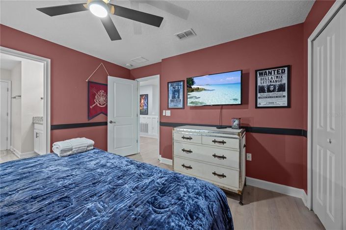 Image No.32-9 Bed Property for sale