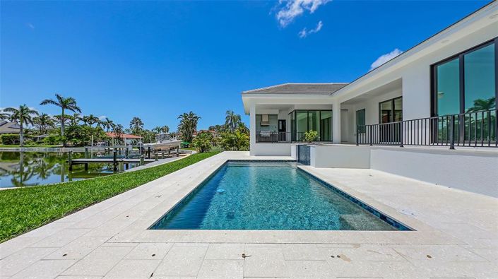 Image No.56-5 Bed Property for sale