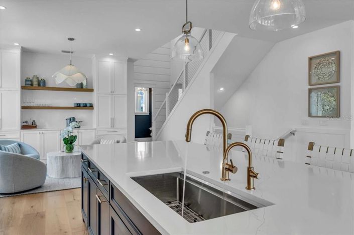 Image No.19-5 Bed Property for sale