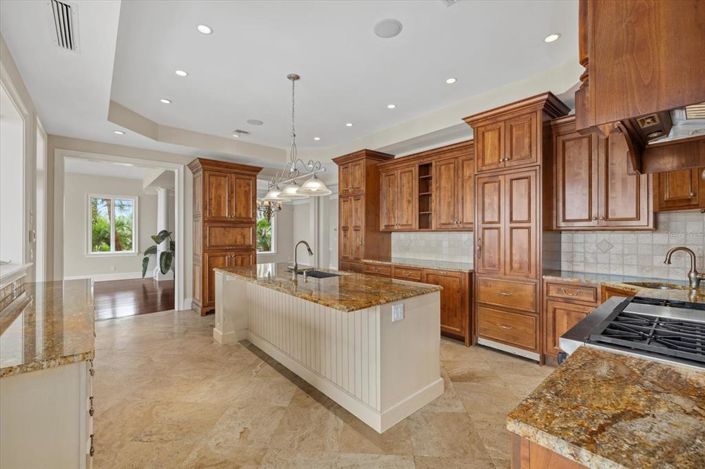 Image No.23-6 Bed Property for sale