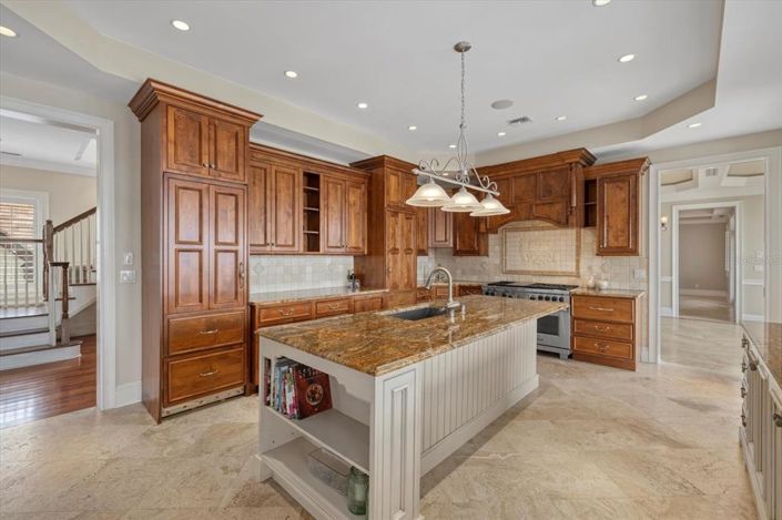 Image No.25-6 Bed Property for sale