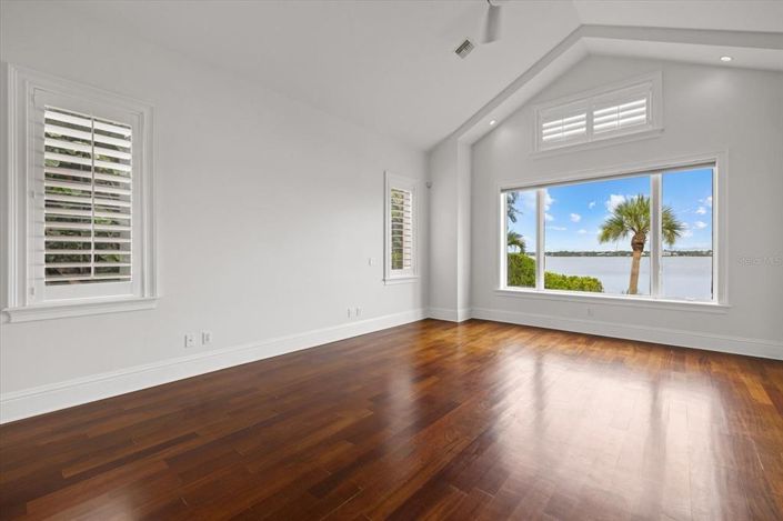 Image No.28-6 Bed Property for sale