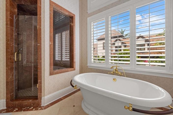 Image No.36-6 Bed Property for sale