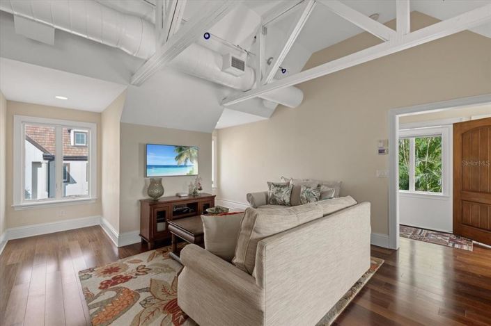 Image No.56-6 Bed Property for sale