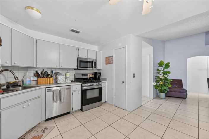 Image No.19-3 Bed Property for sale