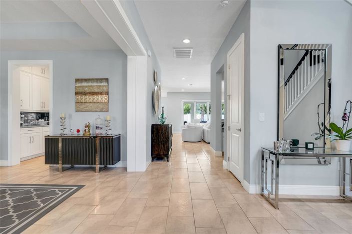 Image No.12-6 Bed Property for sale