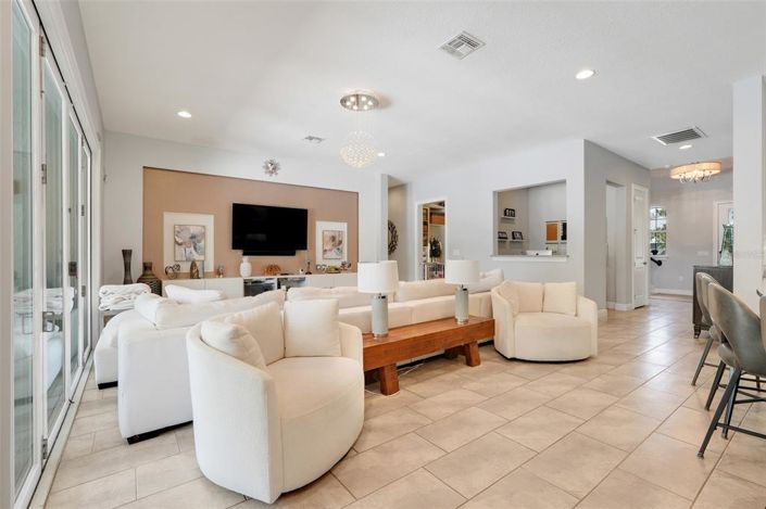 Image No.16-6 Bed Property for sale