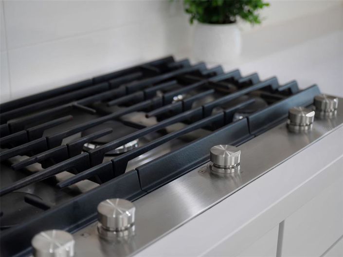 Image No.10-6 Bed Property for sale