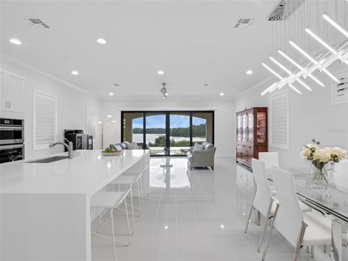 Image No.12-6 Bed Property for sale